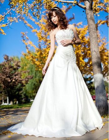 Elegant Vintage Satin A-Line Strapless Sweep Train Wedding Dresses